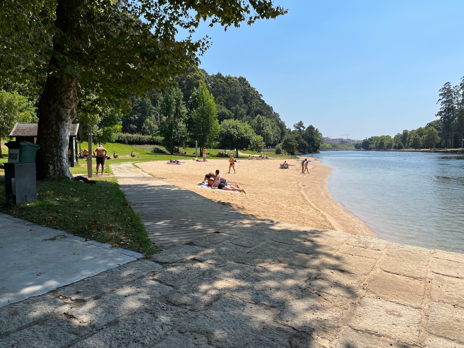 Foto di Praia Fluvial do Lerez con una superficie del sabbia beige