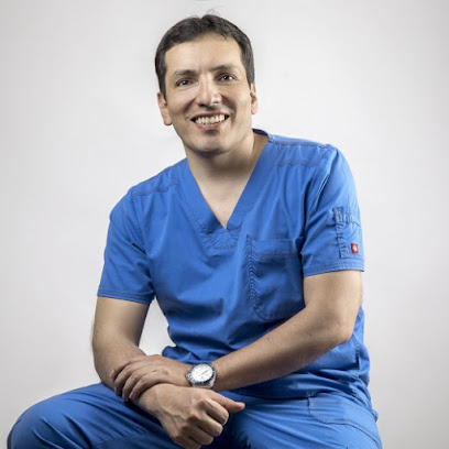 Dr. Edzel Castilla, Cirujano plástico