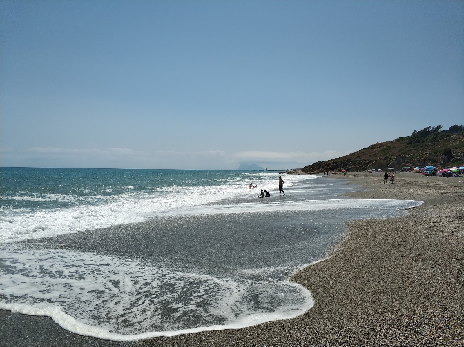 Fotografija Playa de Cala Sardina z siv pesek površino