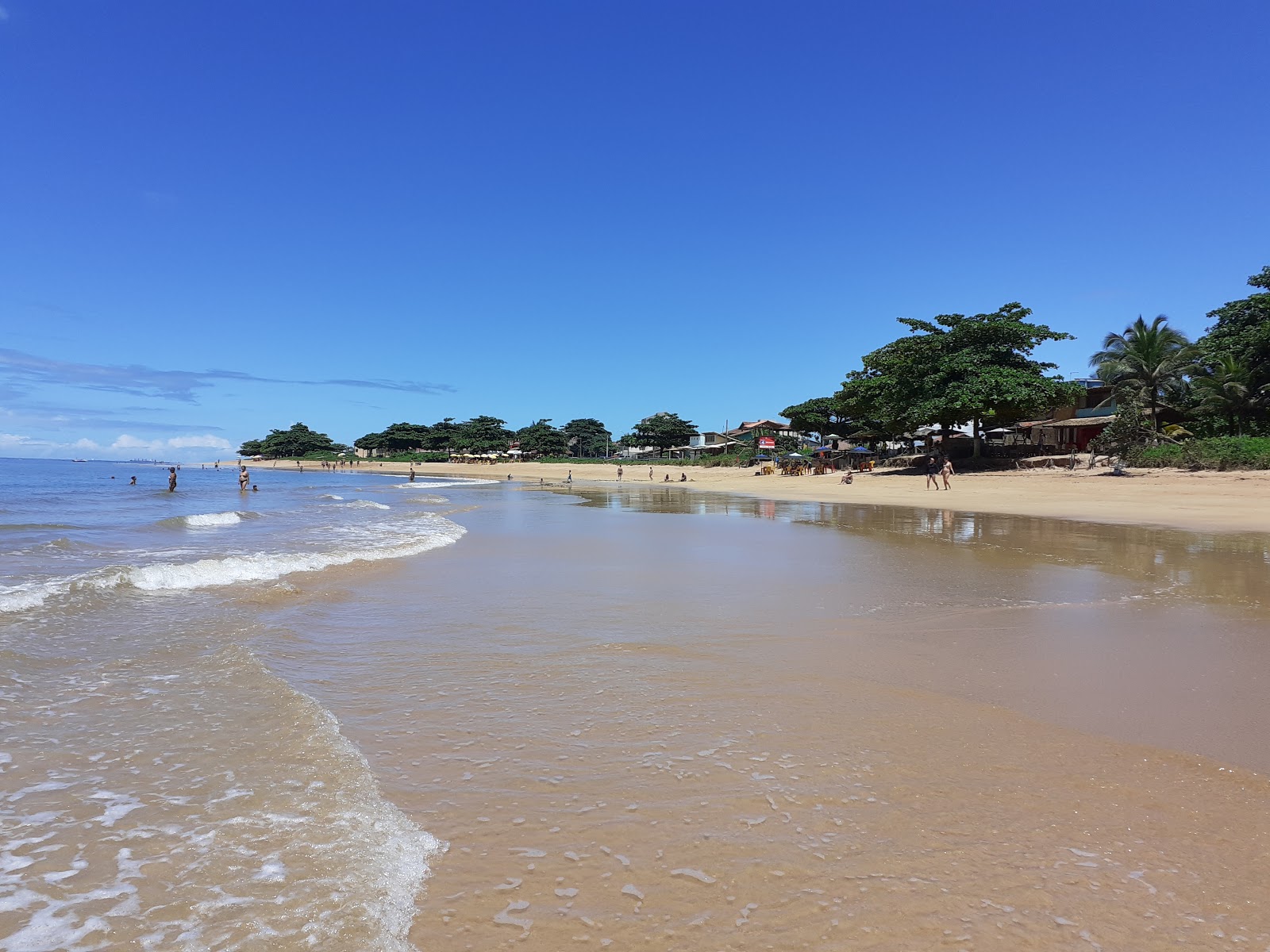 Foto de Praia de Manguinhos com areia brilhante superfície