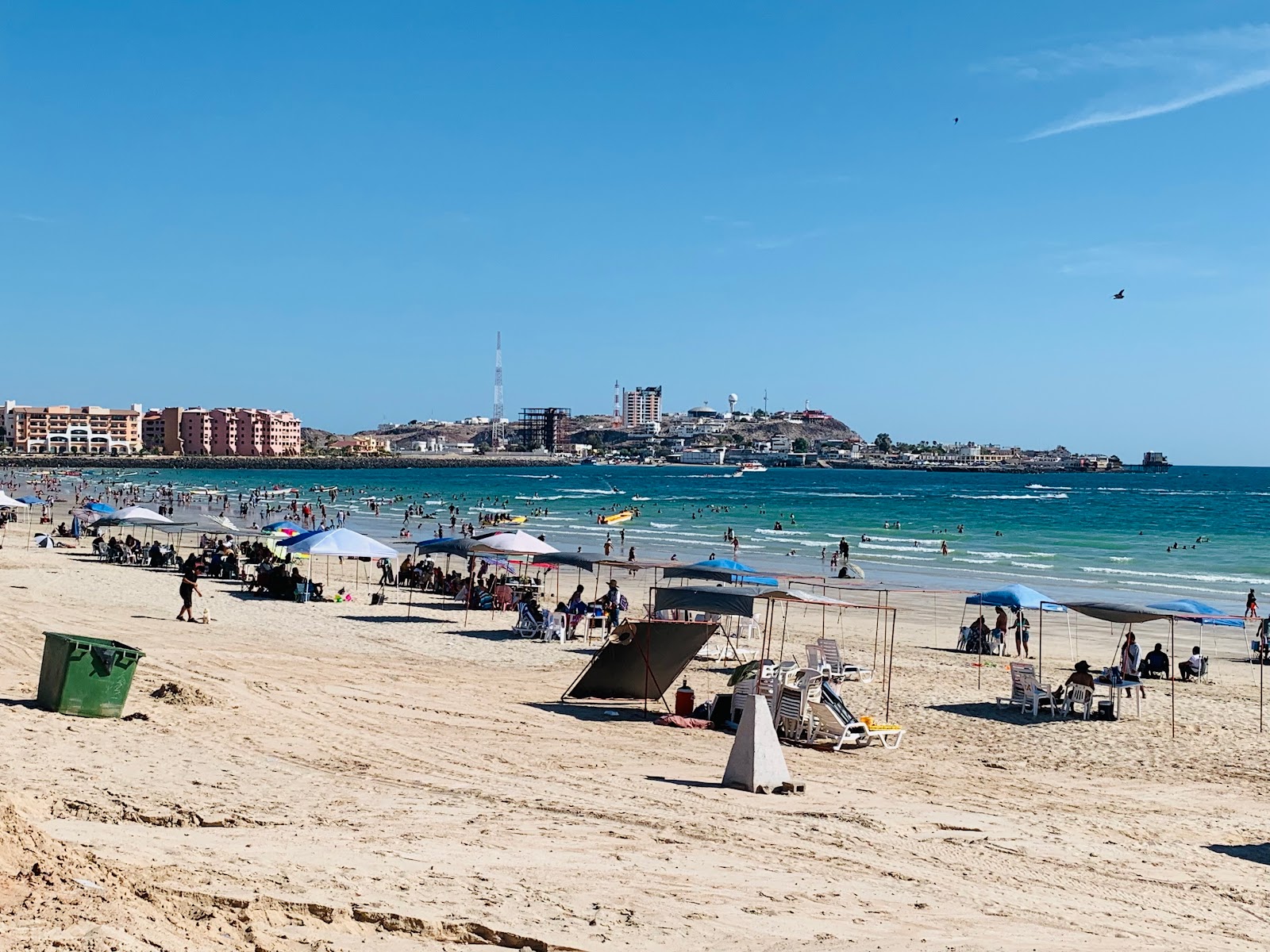 Fotografie cu Playa Hermosa - locul popular printre cunoscătorii de relaxare