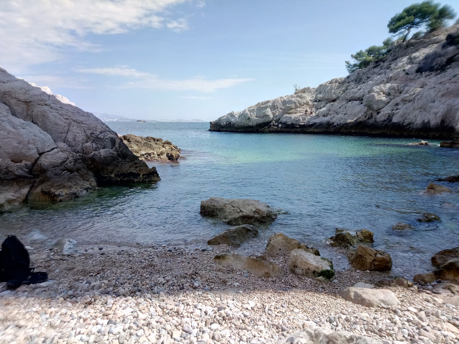 Plage de la Calanque du Jonquier'in fotoğrafı dağlarla çevrili