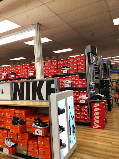 Shoe Store «Shoe Carnival», reviews and photos, 11772 W 95th St, Overland Park, KS 66214, USA