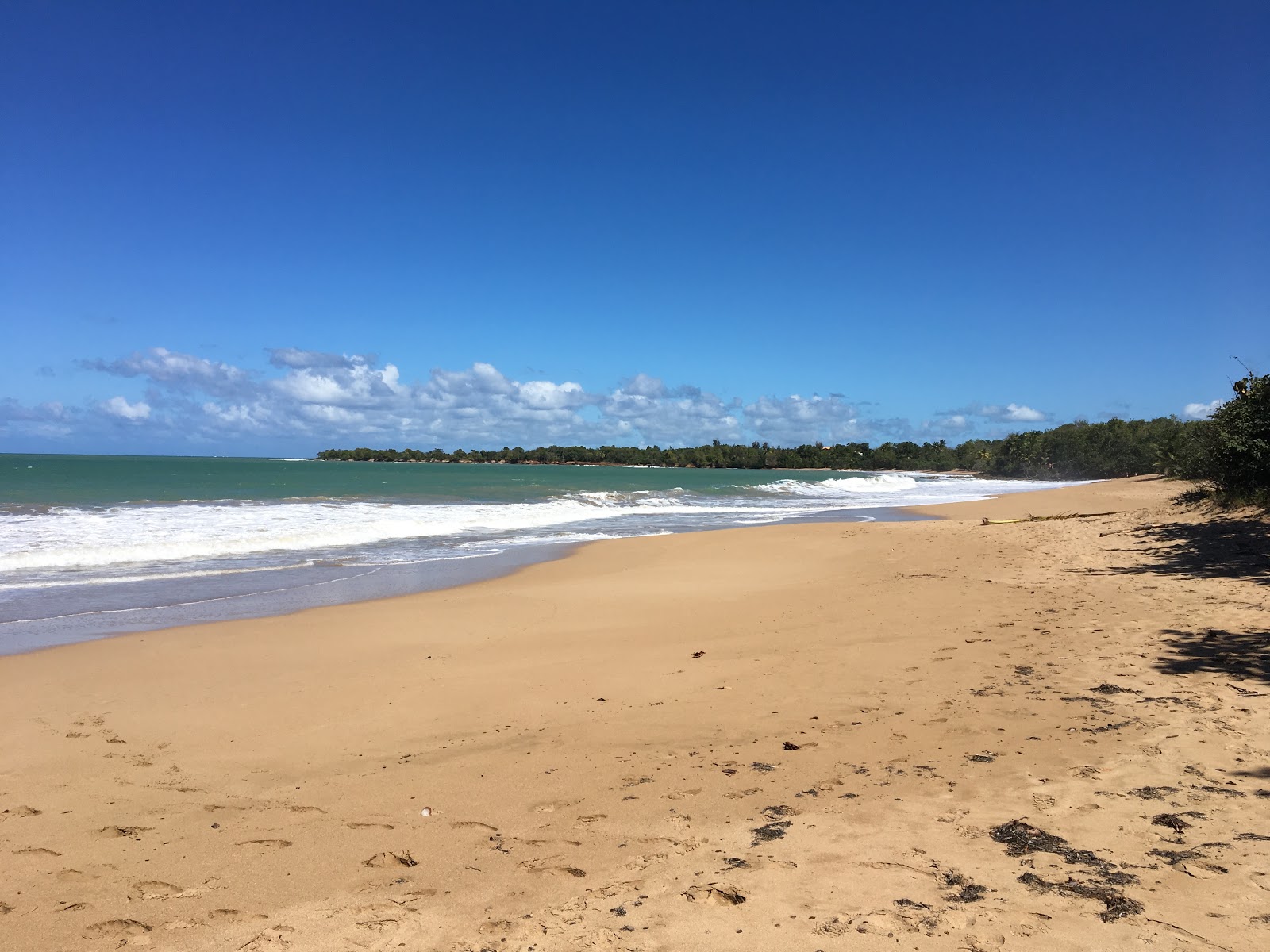 Foto von Plage de Cluny mit feiner brauner sand Oberfläche