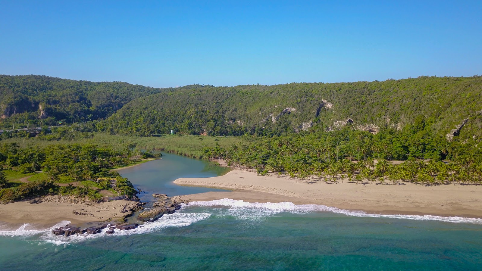 Foto di Playa Guajataca con spiaggia spaziosa