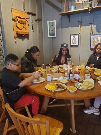 American Restaurant «Cracker Barrel Old Country Store», reviews and photos, 1458 Southlake Plaza Dr, Morrow, GA 30260, USA