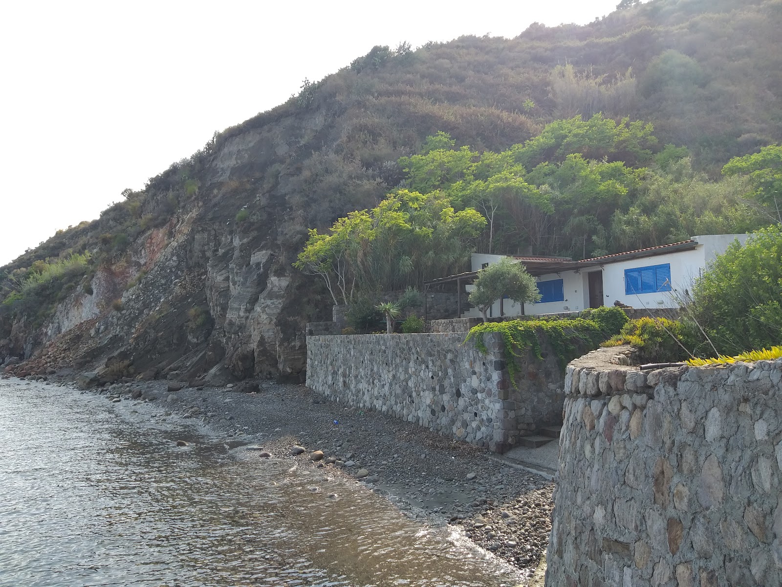 Foto van Secca beach met grijze kiezel oppervlakte