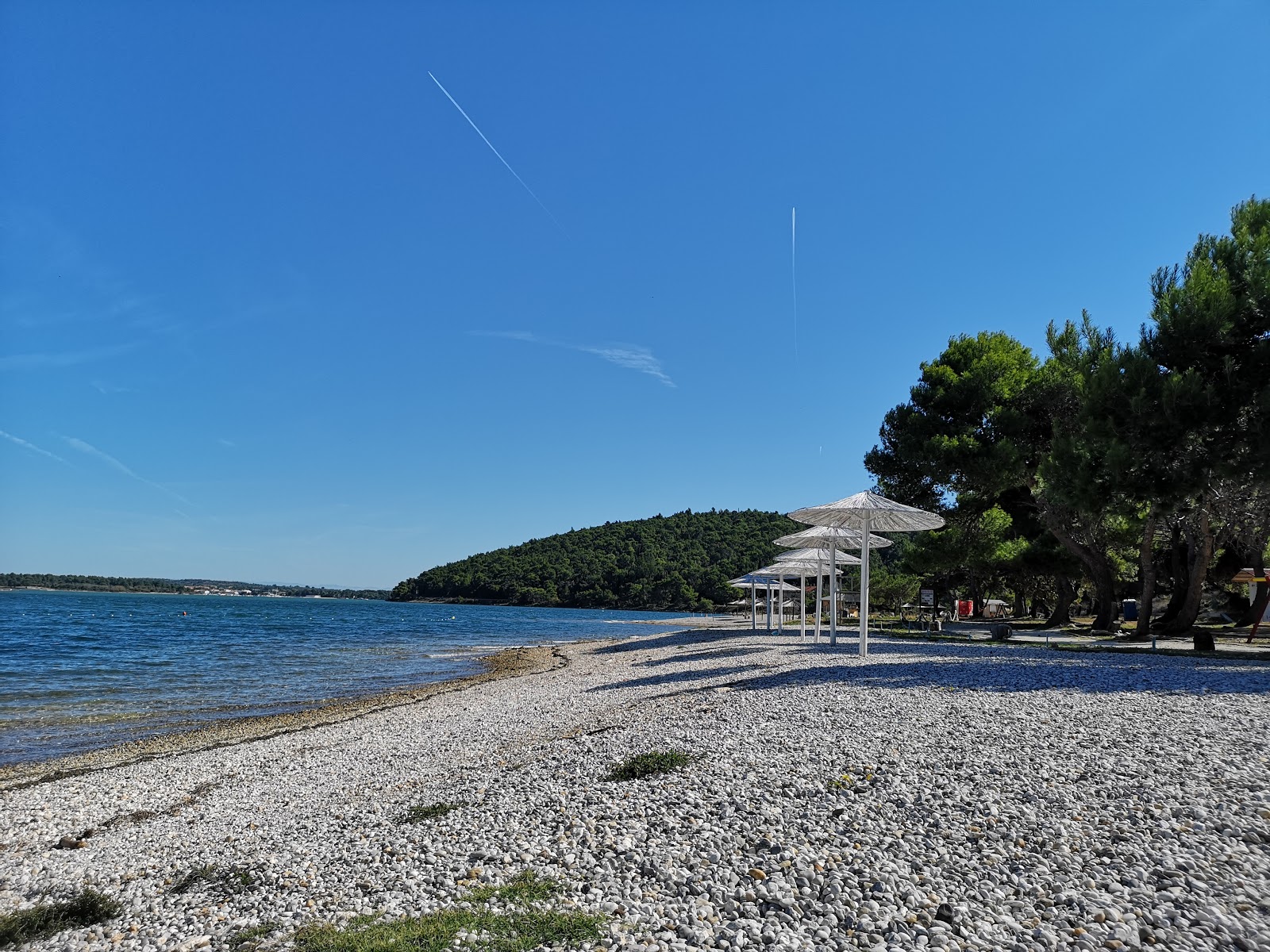 Zdjęcie Pomer beach z powierzchnią beżowe kamyki