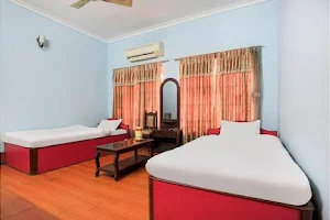 SPOT ON 436 Hotel Everest Inn image