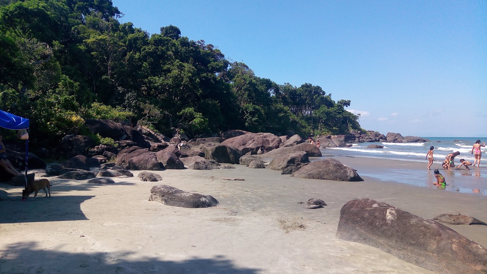 Prainha Peruibe'in fotoğrafı dağlarla çevrili