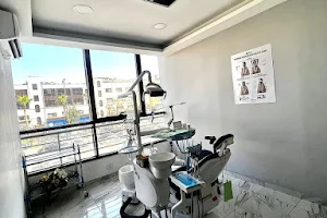 Dr. Ahmad Shahin Dental Clinic عياده الدكتور احمد شاهين لطب و جراحة الفم و الاسنان image