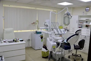 AlRiqah Dental Center مركز الرقة لطب الاسنان image