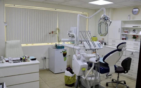 AlRiqah Dental Center مركز الرقة لطب الاسنان image