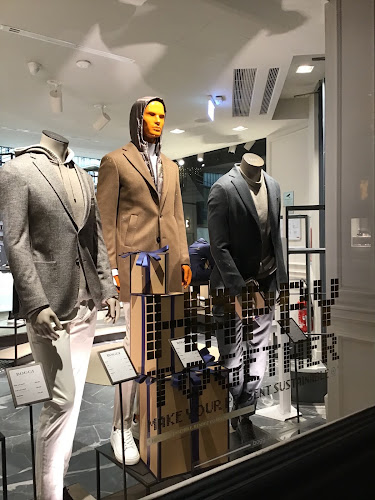 Magasin de vêtements pour hommes Boggi Milano Paris