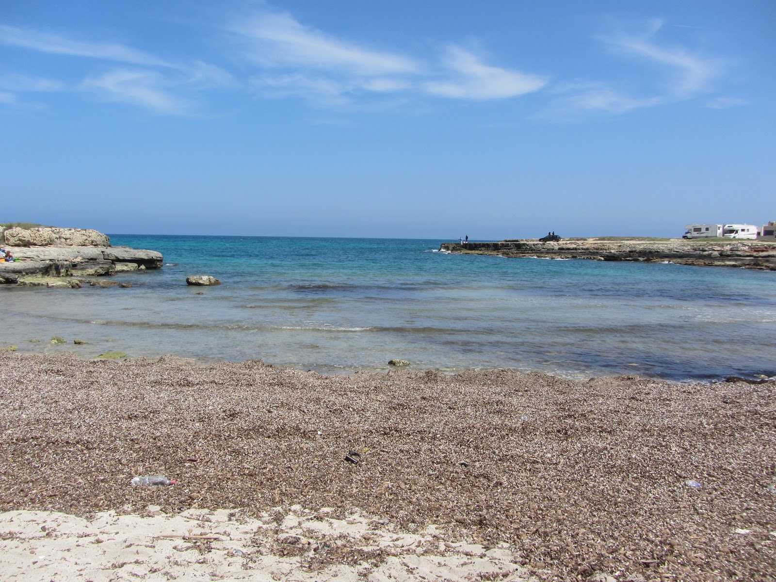Fotografie cu Bay View beach cu o suprafață de apă pură albastră