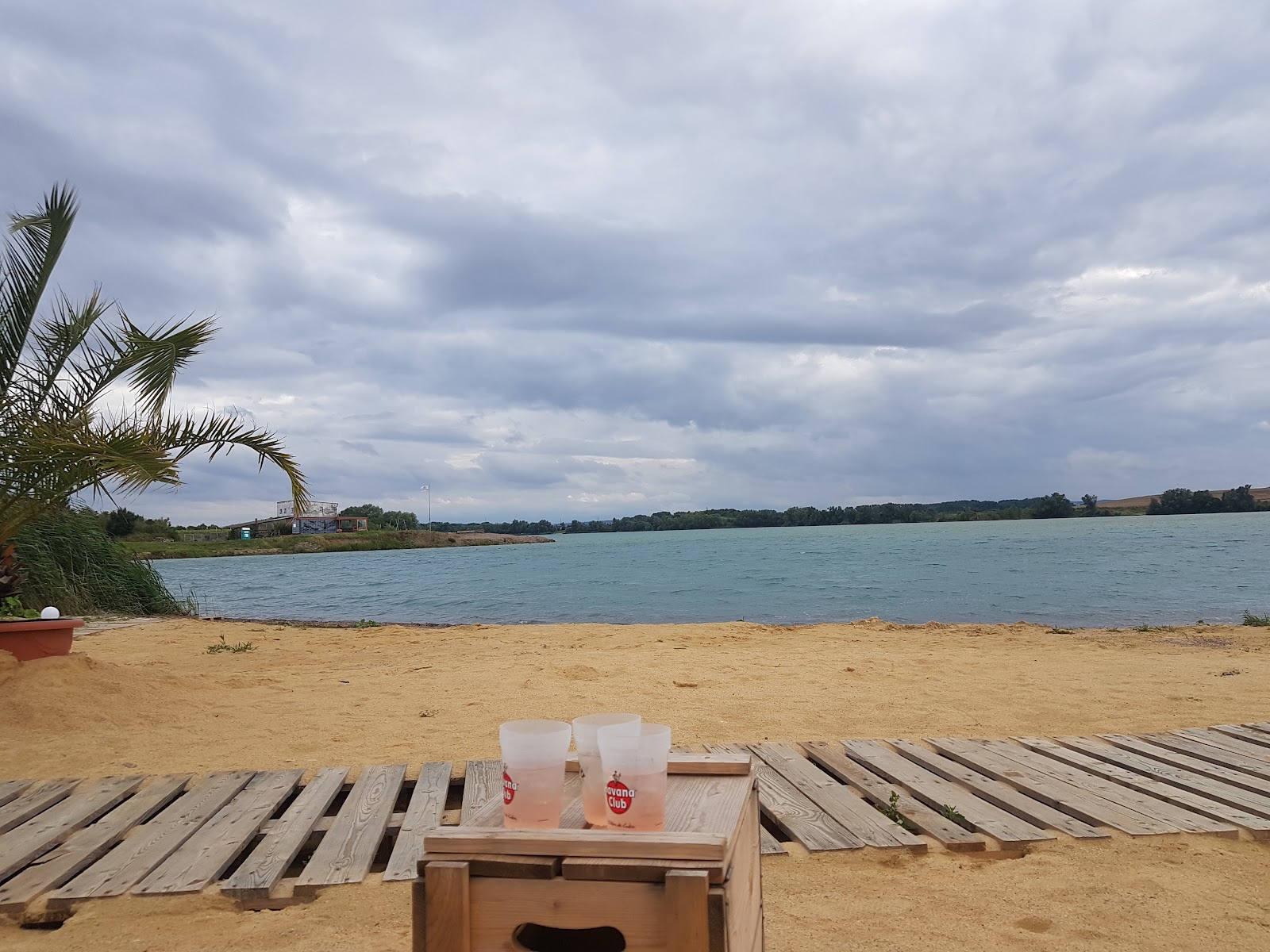 Belvedere Blue Beach'in fotoğrafı düz bir kıyı şeridi ile birlikte