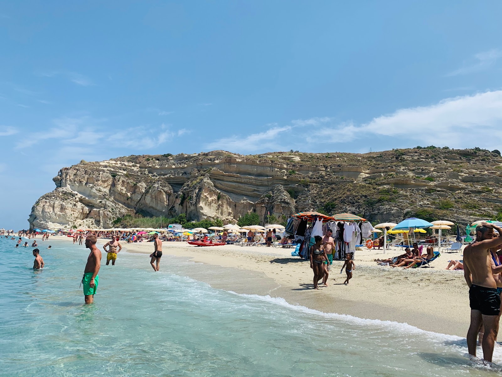 Spiaggia di Riaci'in fotoğrafı mavi sular yüzey ile
