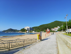 Foto di Wahyeon Beach sorretto da scogliere