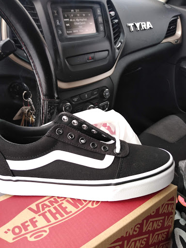 Shoe Store «Famous Footwear», reviews and photos, 1740 Park Manor Blvd, Pittsburgh, PA 15205, USA