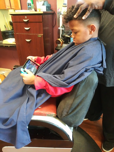 Barber Shop «Handsome Barber Shop», reviews and photos, 2701 N Teutonia Ave, Milwaukee, WI 53206, USA