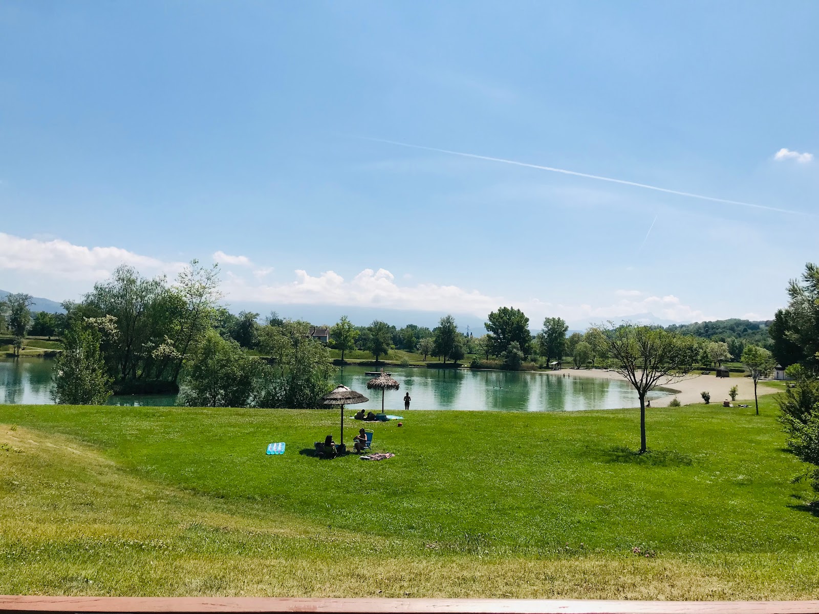 Foto von Plage du Lac De Romagnieu - beliebter Ort unter Entspannungskennern