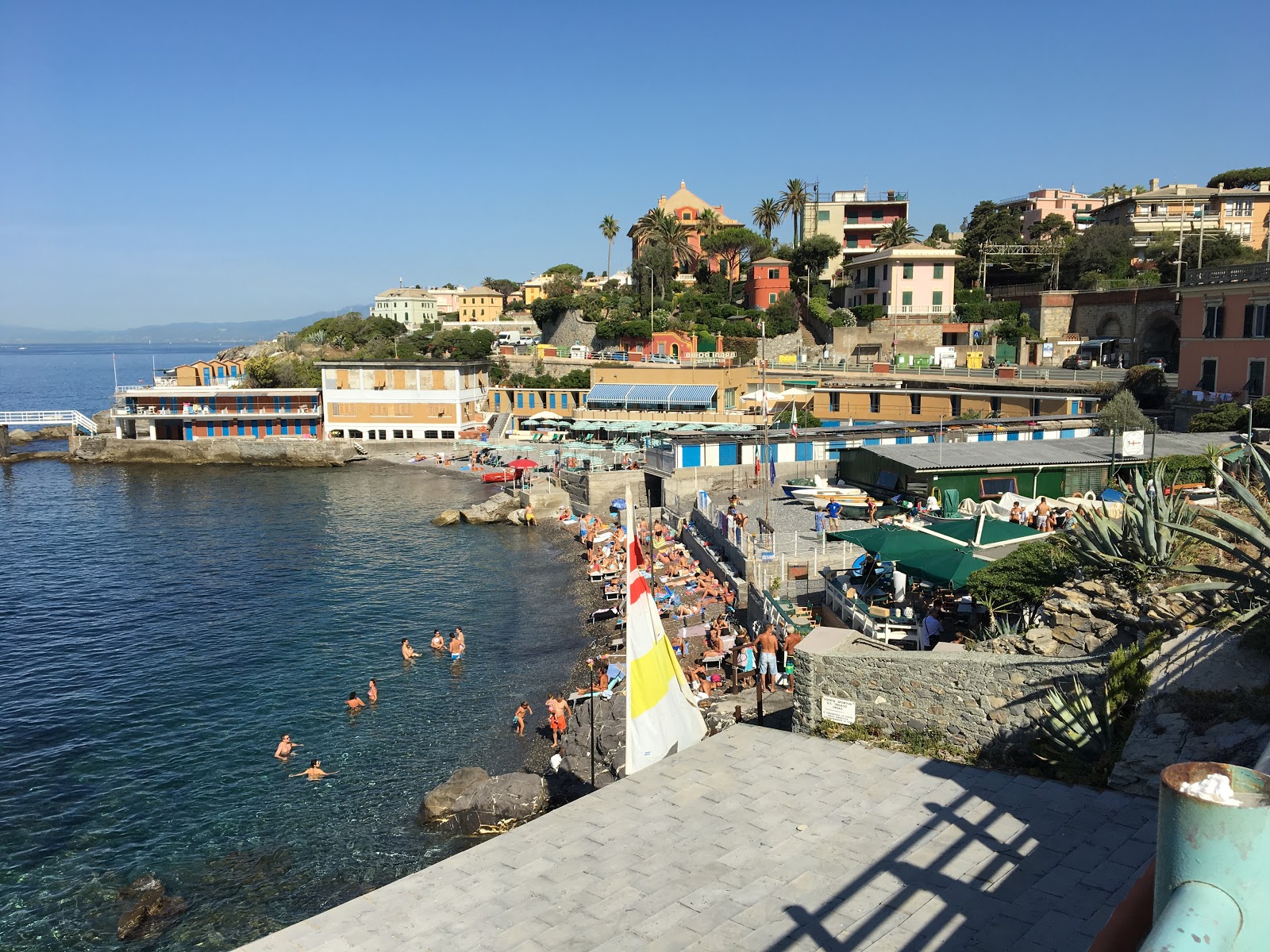 Fotografija Spiaggia Quartara z sivi kamenček površino