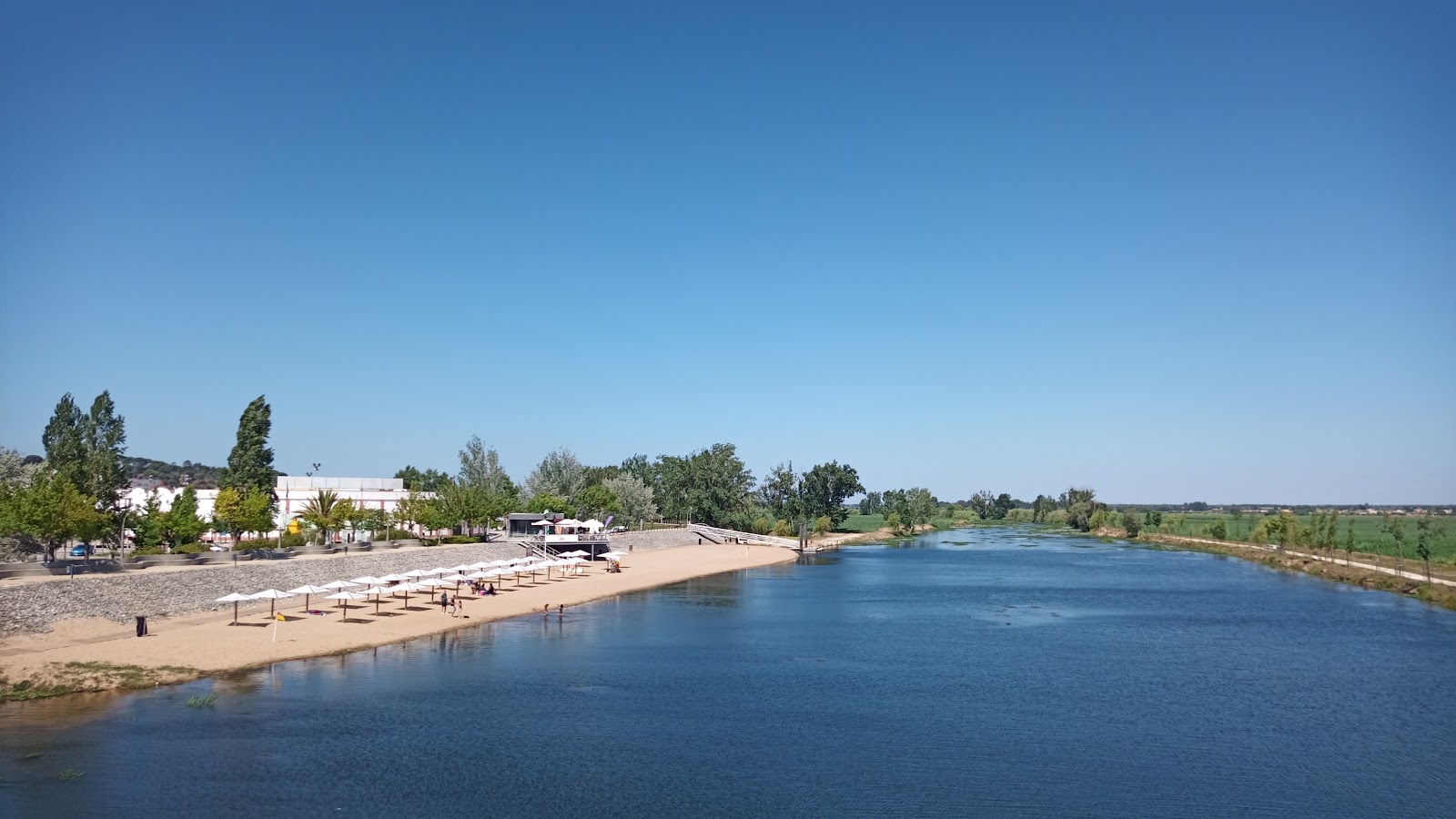 Foto von Praia Fluvial do Sorraia mit beiger sand Oberfläche