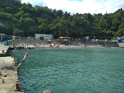 Partenit beach的照片 被山脉环绕