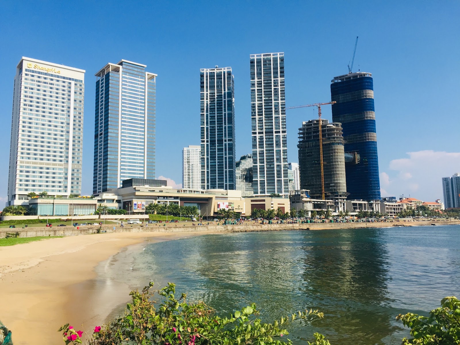 Foto de Galle Face Beach com areia bege superfície