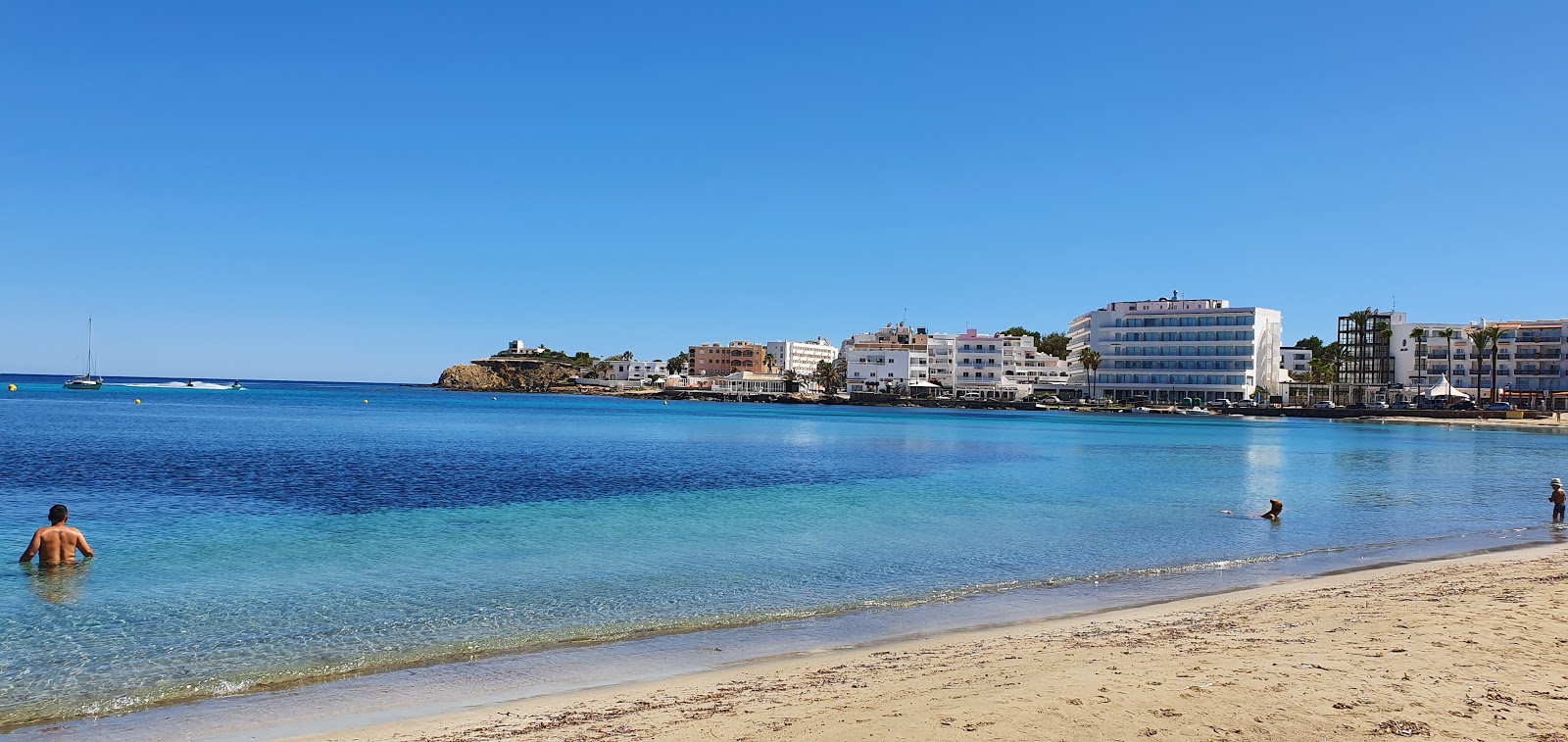 Foto di Spiaggia di Es Canar e l'insediamento