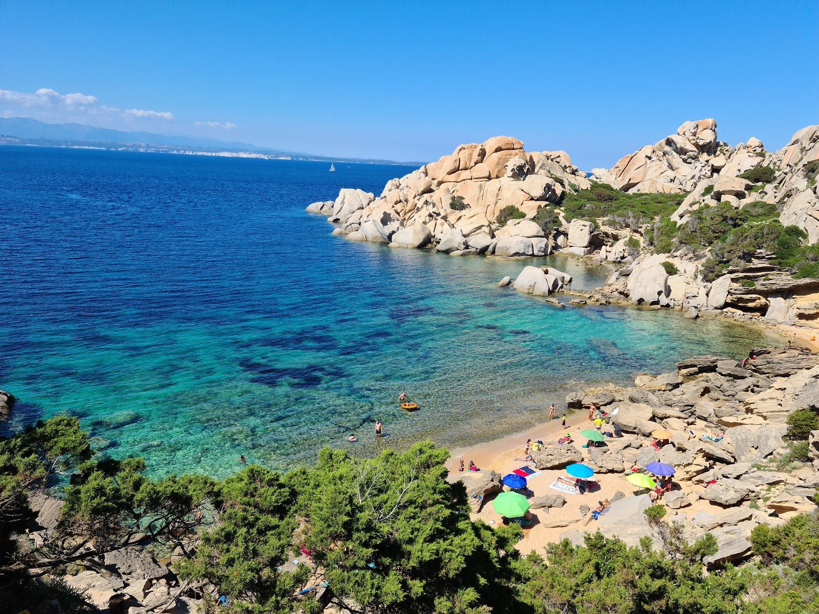 Foto van Spiaggia di Cala Spinosa met kleine baai