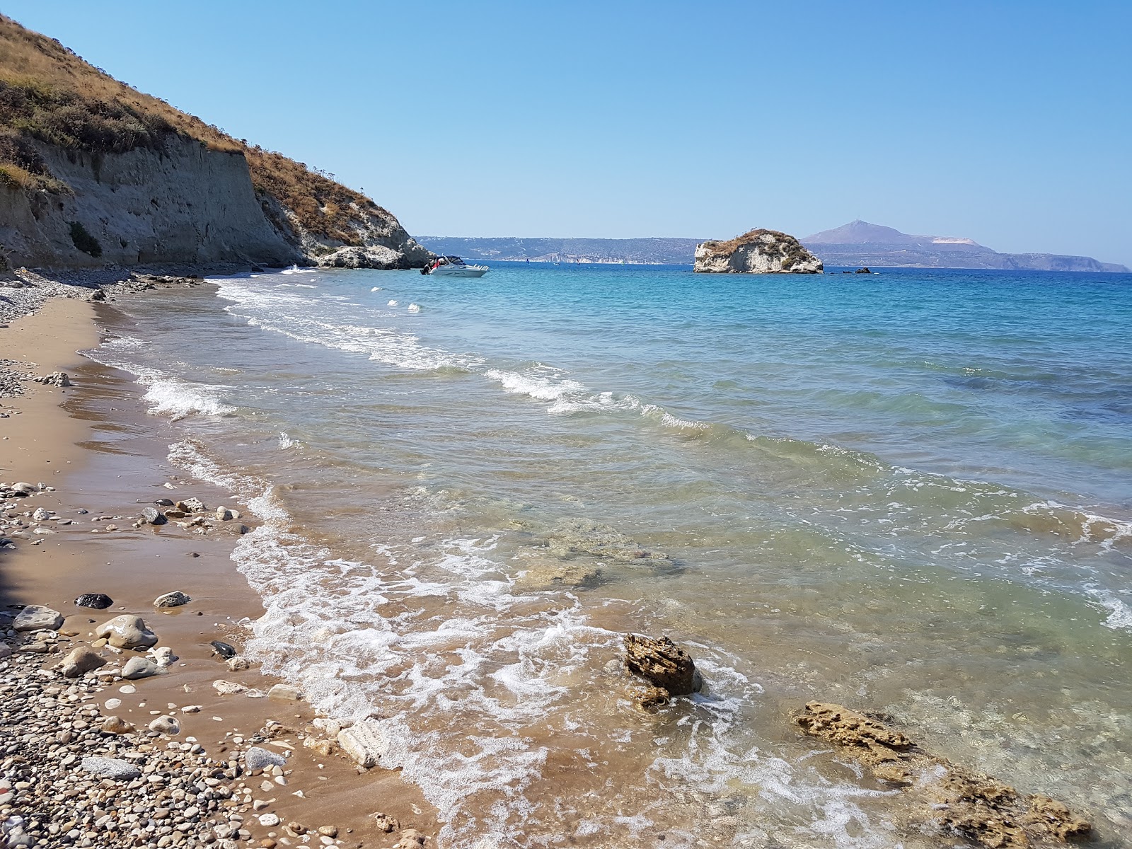 Foto de Kera beach con cala pequeña