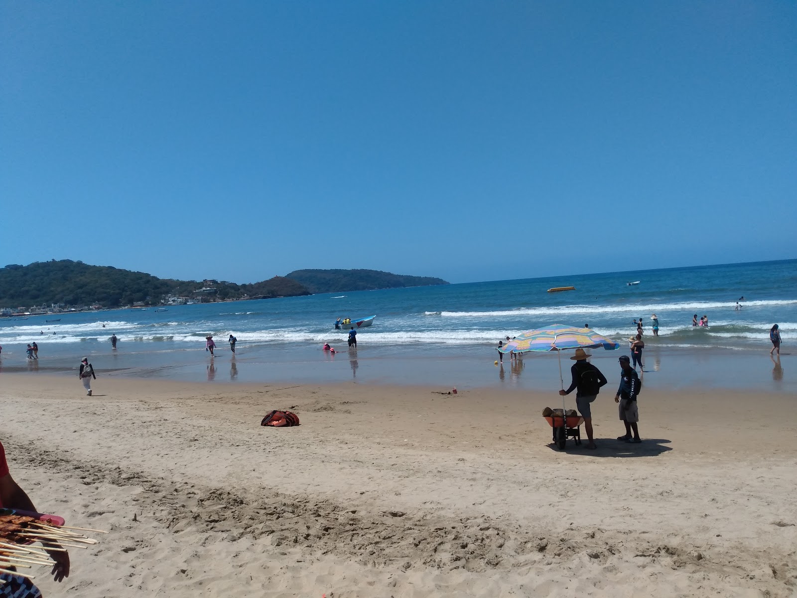 Foto av Playa Rincon de Guayabitos med turkos rent vatten yta