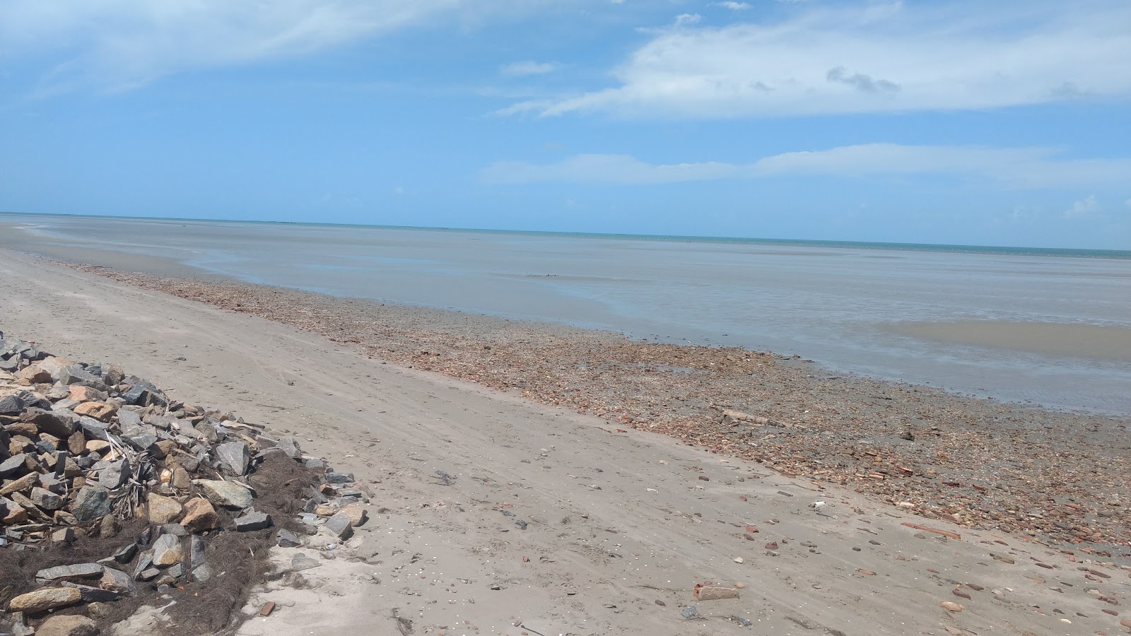 Foto de Praia de Arpoeiras com linha costeira longa e reta