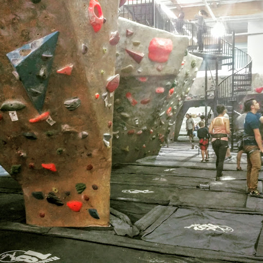 Rock Climbing Gym «Hangar 18 Indoor Climbing Gym - South Bay», reviews and photos, 4926 W Rosecrans Ave, Hawthorne, CA 90250, USA