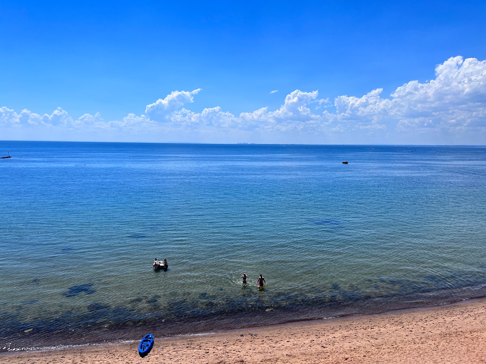 Daveys Bay Beach的照片 带有碧绿色纯水表面