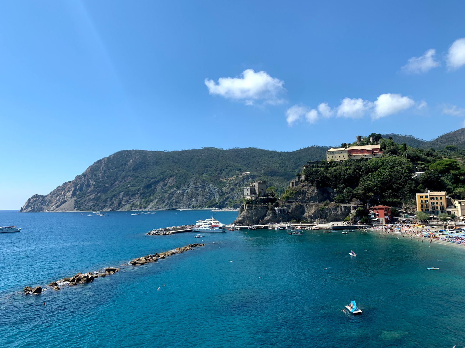 Photo de Plage de Fegina et ses beaux paysages