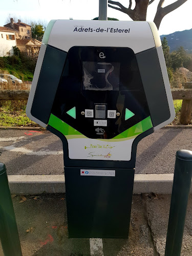 Borne de recharge de véhicules électriques Réseau eborn Station de recharge Les Adrets-de-l'Estérel