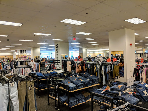 Department Store «Nordstrom Rack Chicago Avenue», reviews and photos, 101 E Chicago Ave, Chicago, IL 60611, USA