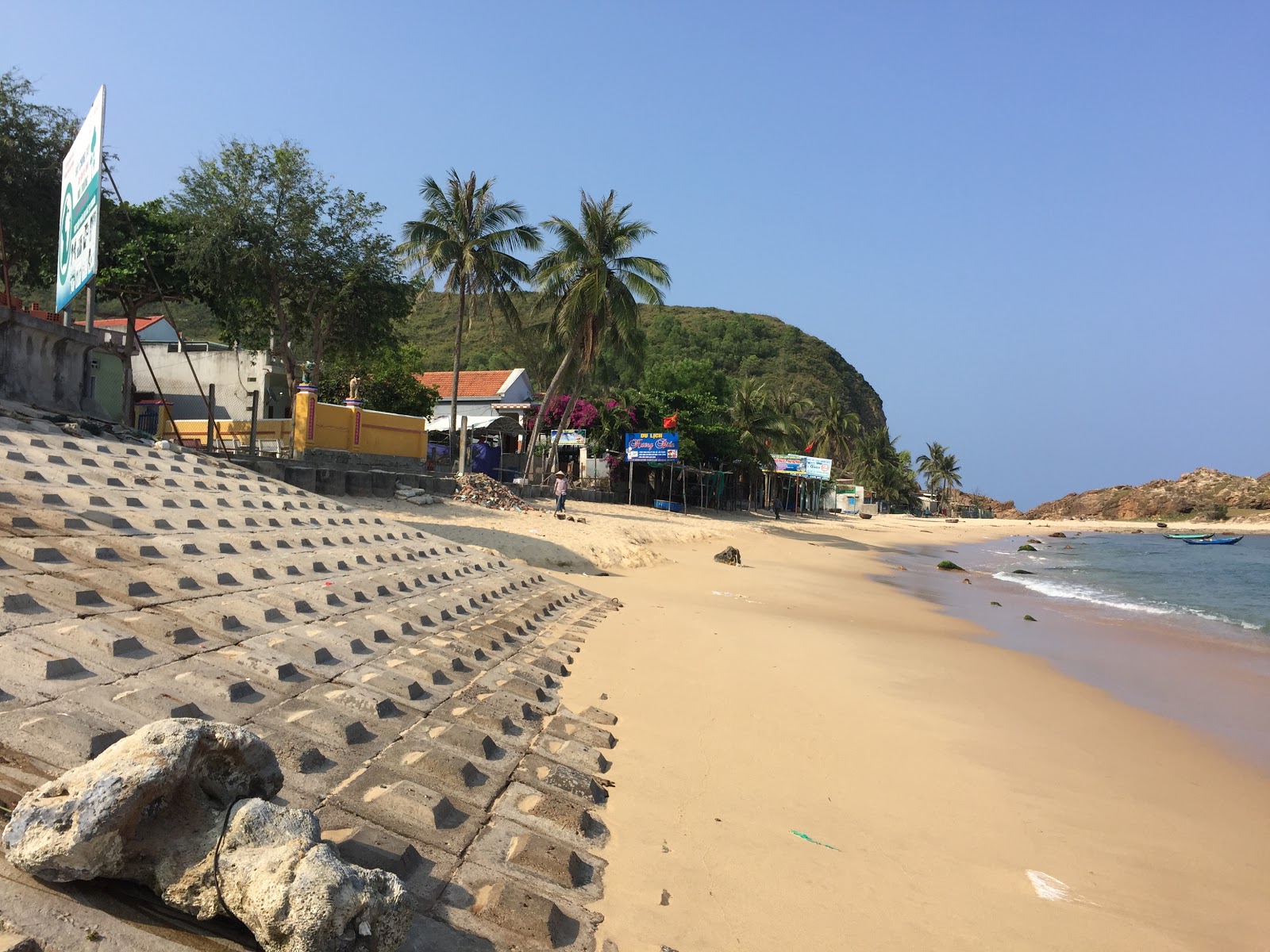 Fotografie cu Nhon Hai Beach sprijinit de stânci