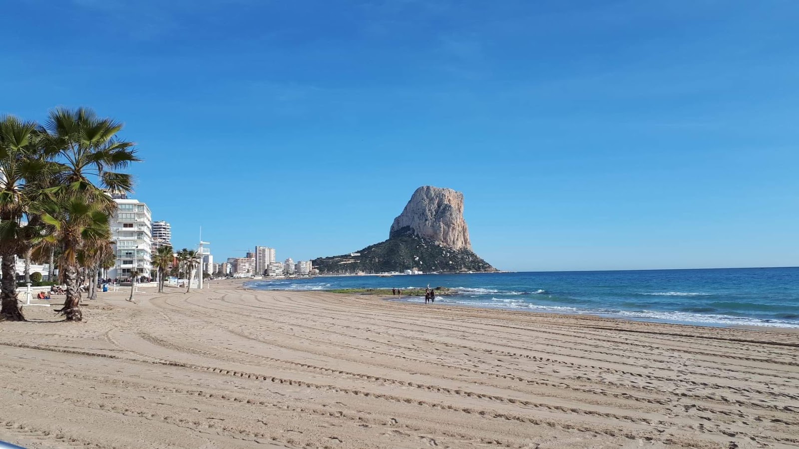 Photo de Playa del Arenal-Bol avec sable lumineux de surface