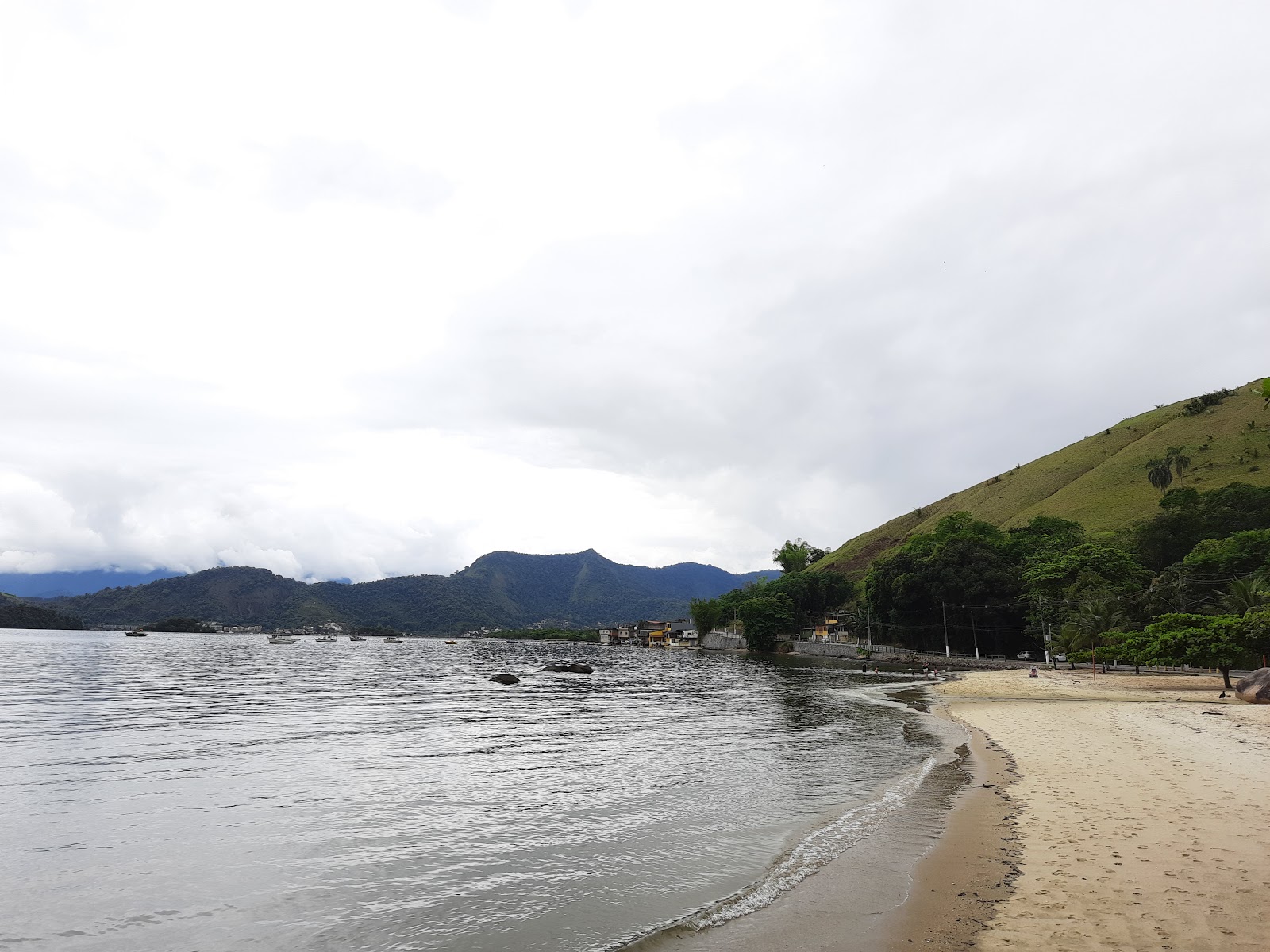 Foto von Praia da Enseada und die siedlung
