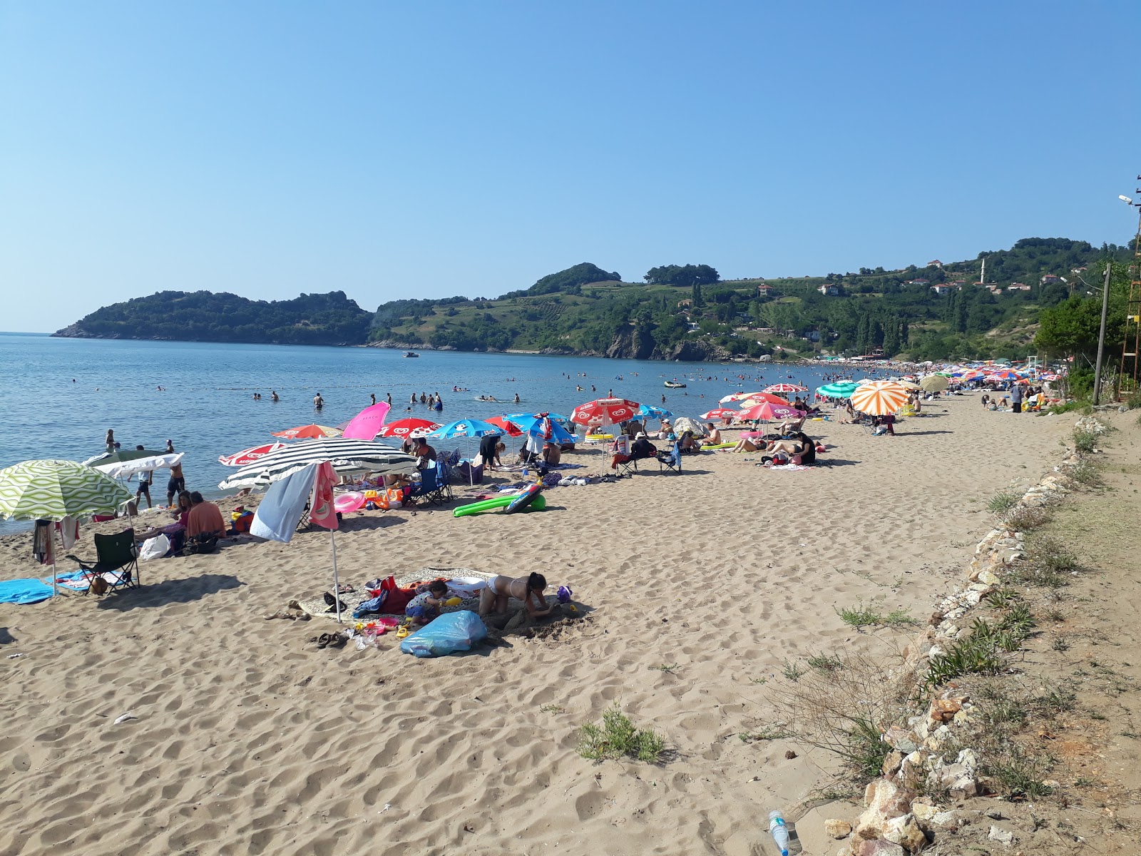 Φωτογραφία του Guzelcehisar Plaji με φωτεινή άμμος επιφάνεια