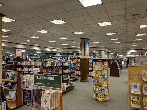 Book Store «Barnes & Noble», reviews and photos, 2100 Snelling Ave, St Paul, MN 55113, USA