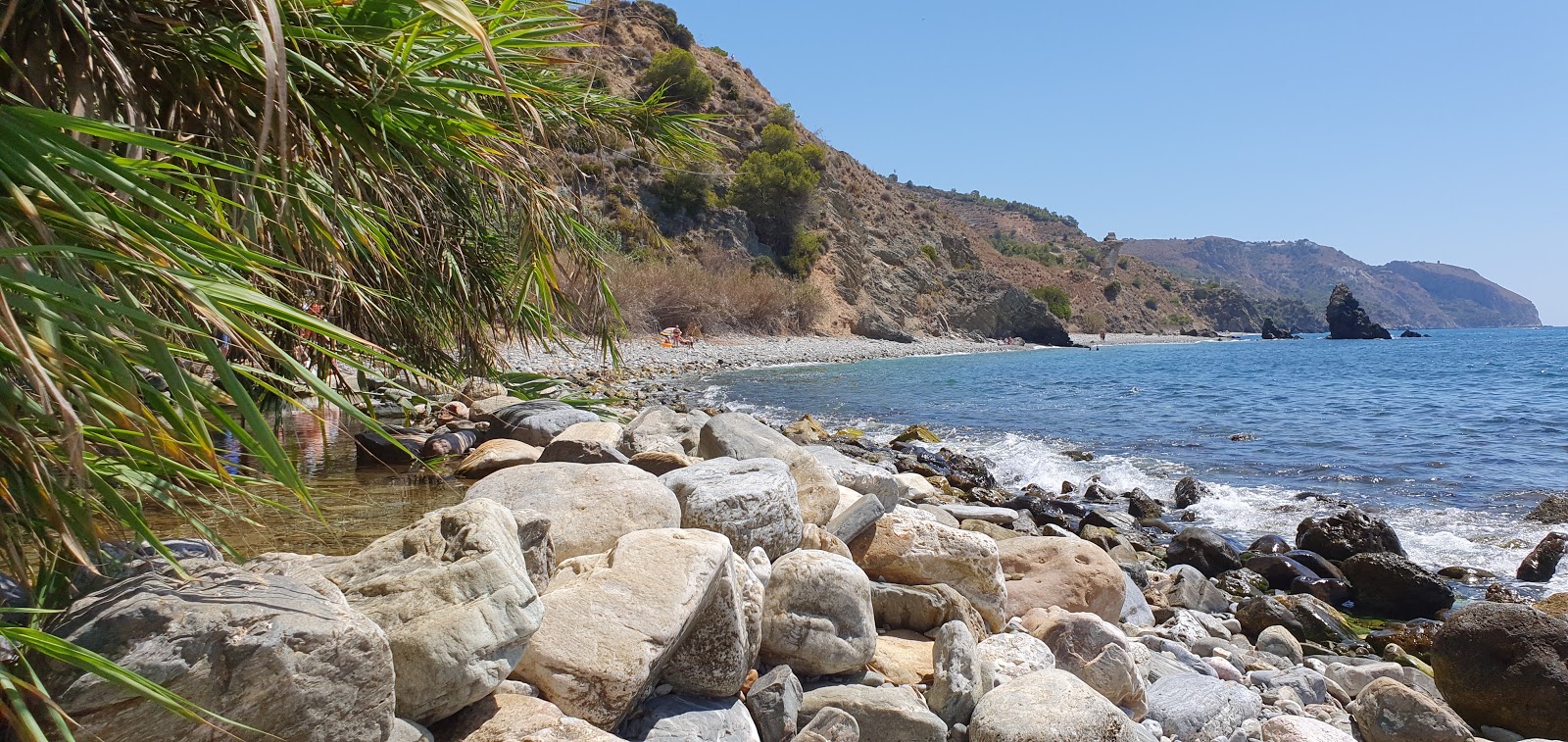 Foto di Playa del Molino de Papel con una superficie del ciottoli grigi