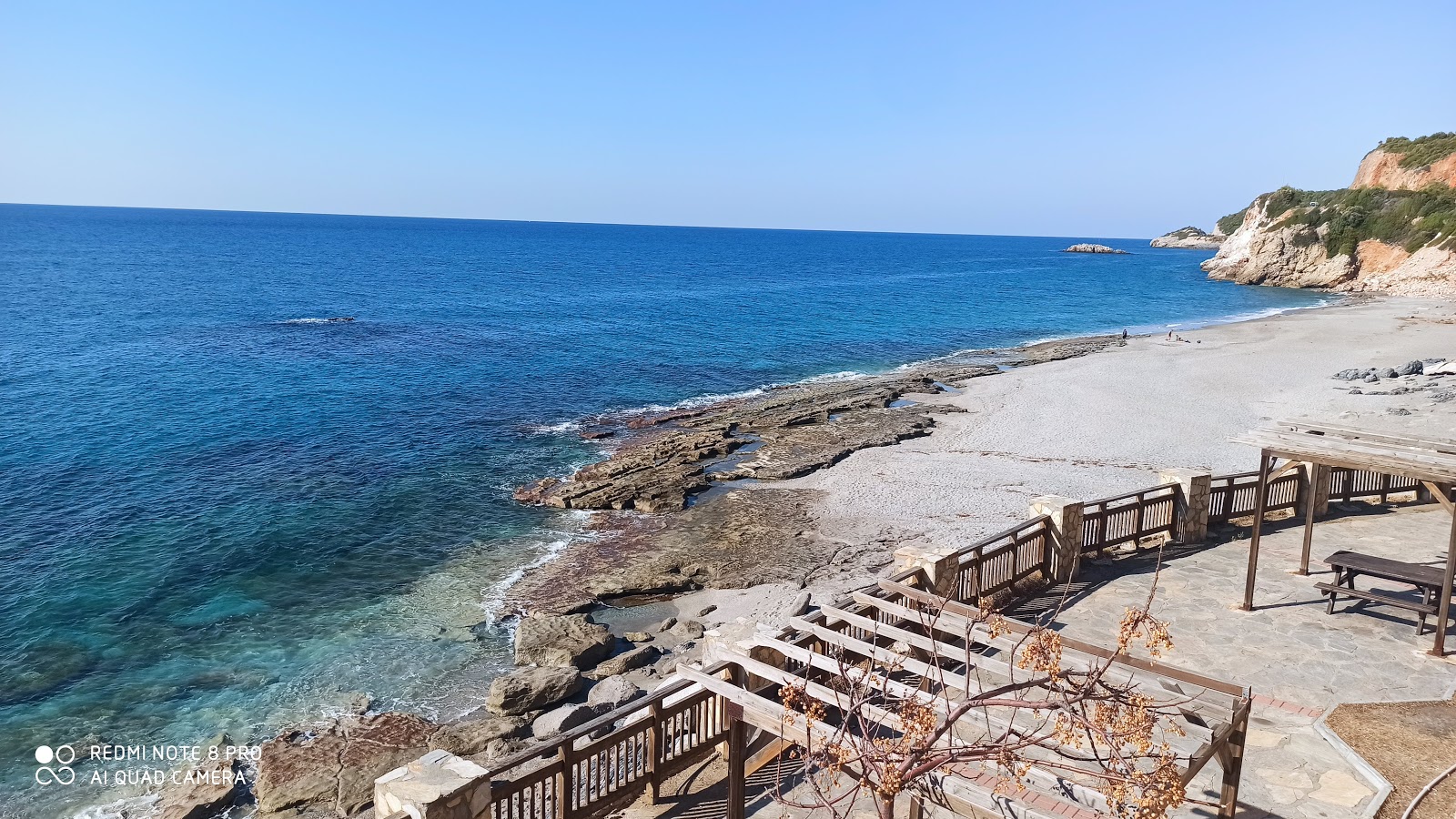 Dinek beach'in fotoğrafı uçurumlarla desteklenmiş