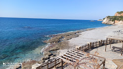 Dinek beach'in fotoğrafı uçurumlarla desteklenmiş