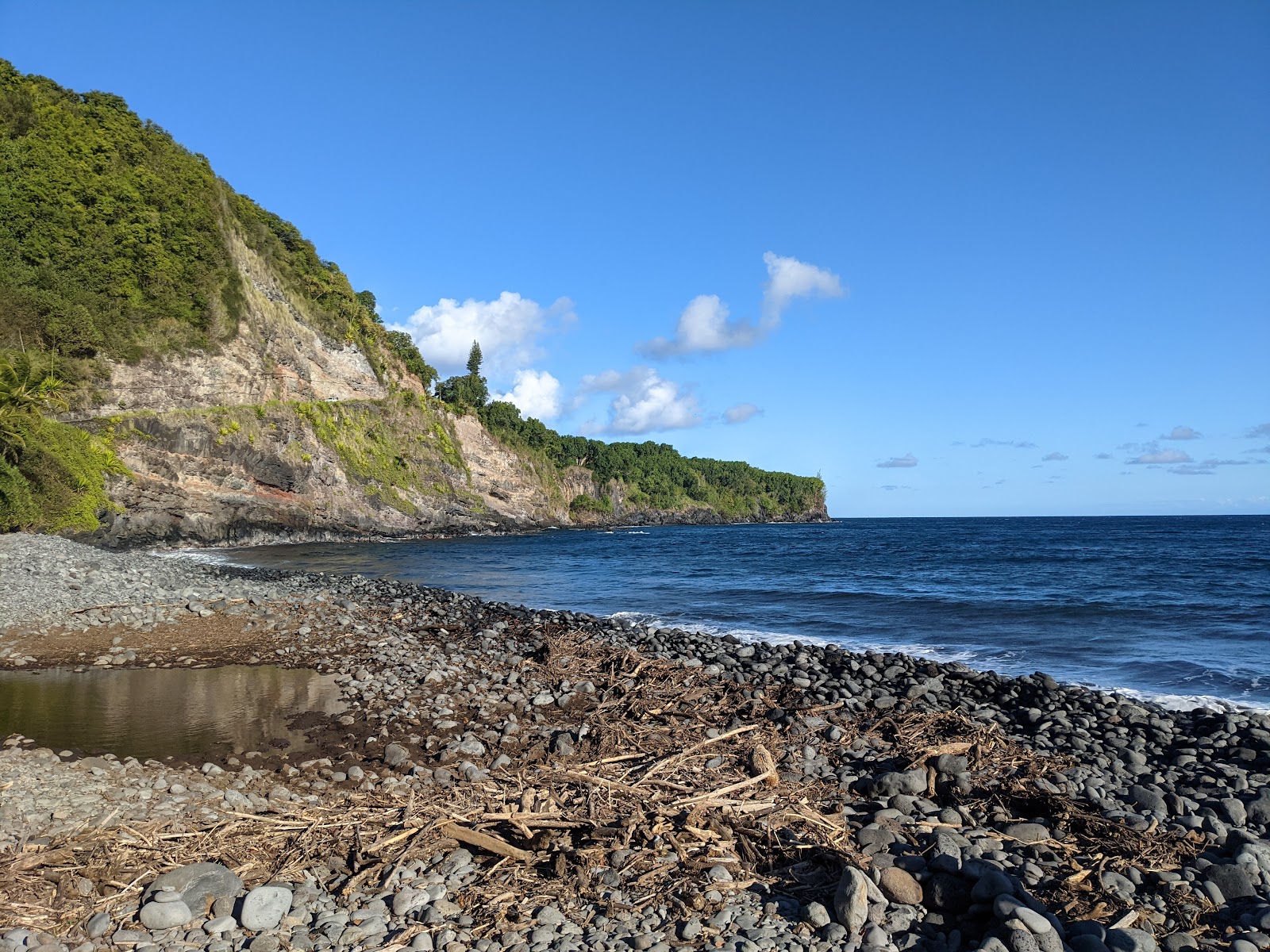 Kaapahu Bay Beach的照片 带有黑色卵石表面