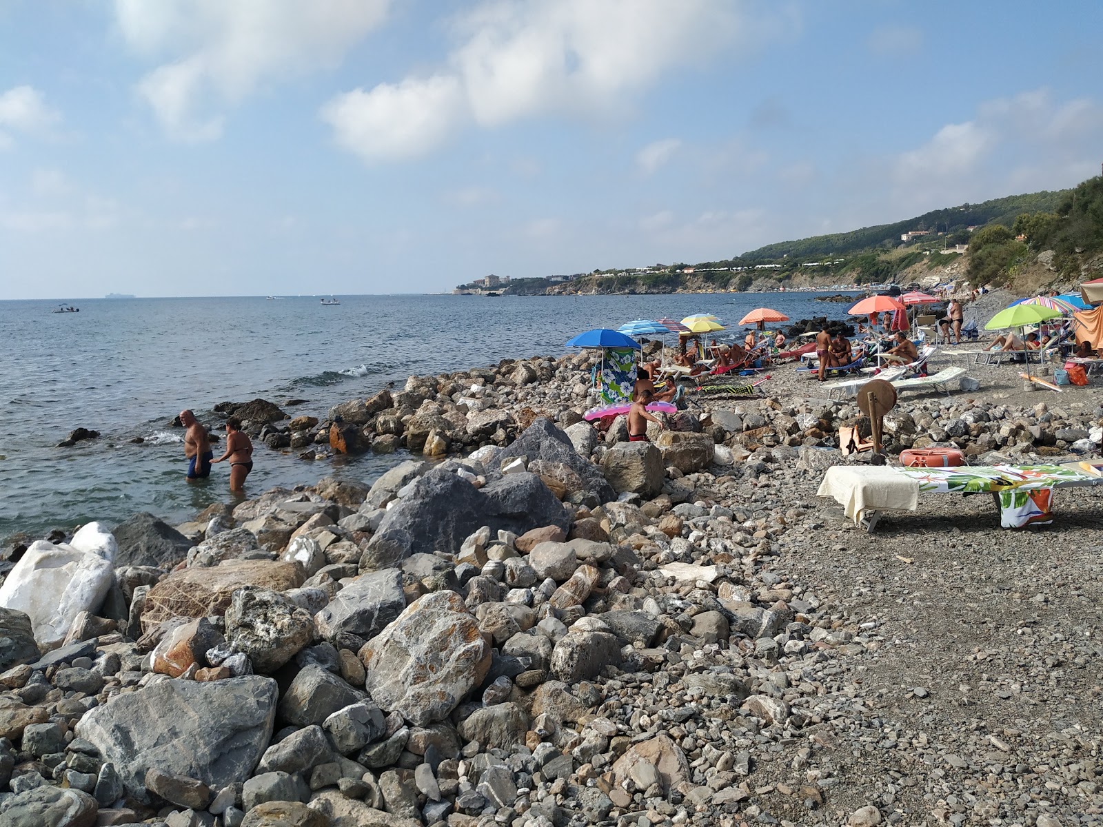 Spiaggia La Ginestra'in fotoğrafı - rahatlamayı sevenler arasında popüler bir yer