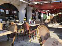 Atmosphère du Bar Restaurant Les Touristes à Saint-Martin-d'Ardèche - n°4